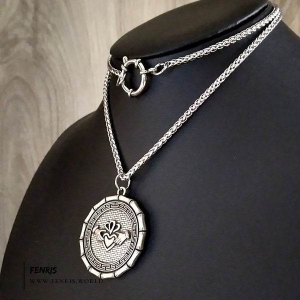 silver claddagh necklace
