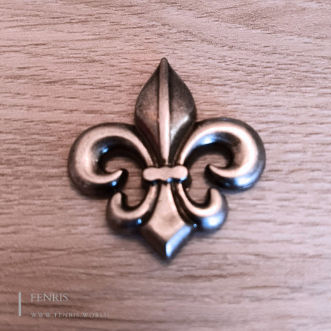 large fleur de lys rivets silver