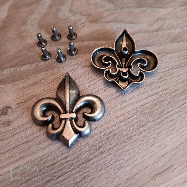 large fleur de lys rivets silver