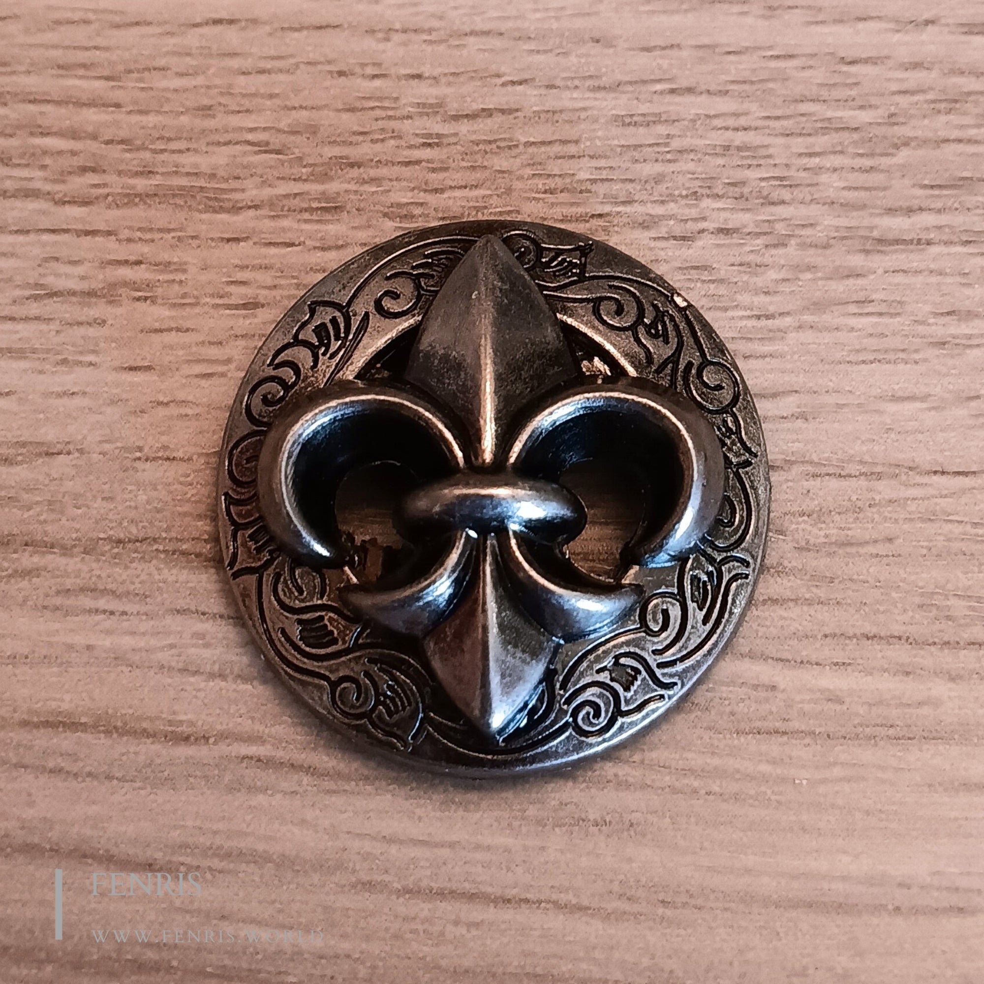 fleur de lys rivets silver large round